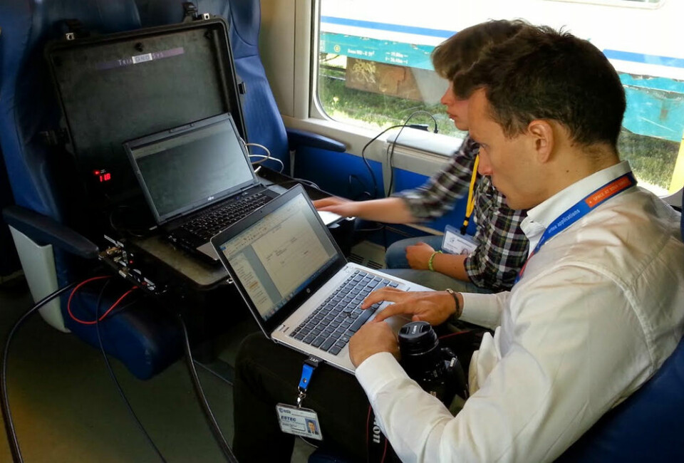 Ingeniører fra 3InSat-prosjektet prøver ut det nye satellitt- og mobildatasystemet på en toglinje i Sardinia våren 2014. Utstyret leveres av produsenten Ansaldo STS. (Foto: Ansaldo STS)