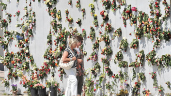 Etter rosemarkeringen på Rådhusplassen 25. juli ble folk oppfordret til å legge blomstene fra seg over hele byen, og kunstinstallasjonen Verdensportalen utenfor Nobels Fredssenter ble blant annet brukt. (Foto: UiO/Anders Lien) Etter rosemarkeringen på Rådhusplassen 25. juli ble folk oppfordret til å legge blomstene fra seg over hele byen, og kunstinstallasjonen Verdensportalen utenfor Nobels Fredssenter ble blant annet brukt. (Foto: UiO/Anders Lien)