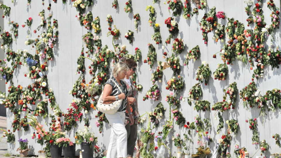 Etter rosemarkeringen på Rådhusplassen 25. juli ble folk oppfordret til å legge blomstene fra seg over hele byen, og kunstinstallasjonen Verdensportalen utenfor Nobels Fredssenter ble blant annet brukt. (Foto: UiO/Anders Lien)