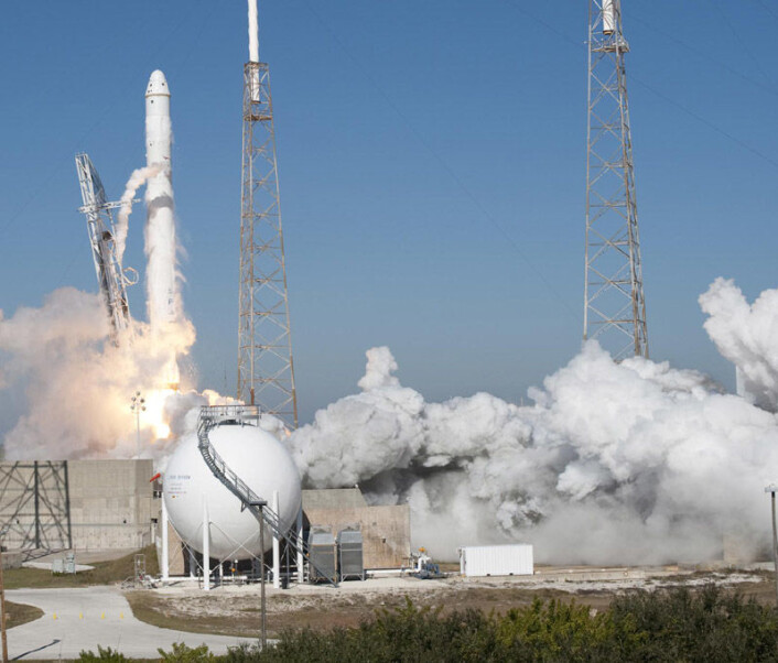 SpaceX Falcon 9 og Dragon romkapsel skytes opp fra Cape Canaveral 8.desember 2010 for den første vellykkete testflukten i bane rundt jorda. (Foto: NASA) SpaceX Falcon 9 og Dragon romkapsel skytes opp fra Cape Canaveral 8.desember 2010 for den første vellykkete testflukten i bane rundt jorda. (Foto: NASA)