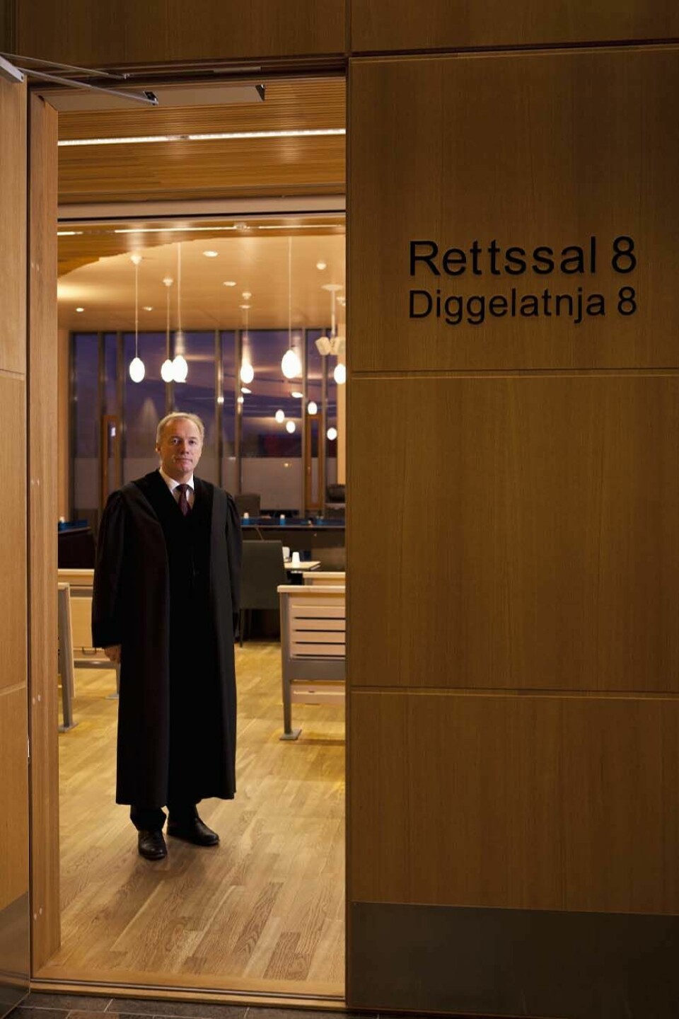 Tidligere var dommeren og sakførerne kledt i uniform i norske rettssaler. Etter 1930 ble de svarte kappene innført, lik den dommer Vidar Stensland i Hålogaland lagmannsrett har på seg. Foto: Andreas Palmén.