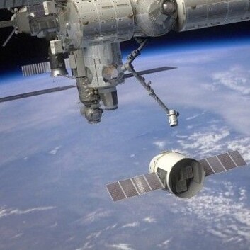 Når Dragon kommer nær nok til romstasjonen, vil den bli hentet inn med en stor robotarm. (Foto: NASA/SpaceX) Når Dragon kommer nær nok til romstasjonen, vil den bli hentet inn med en stor robotarm. (Foto: NASA/SpaceX)