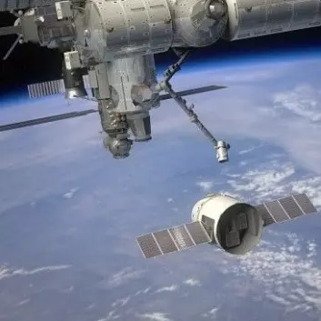 Når Dragon kommer nær nok til romstasjonen, vil den bli hentet inn med en stor robotarm. (Foto: NASA/SpaceX)