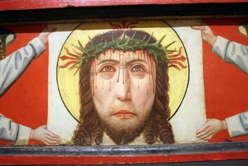 Ei framstilling av Veronikas sveitteduk på predellaen på det nordre altaret i Trondenes kirke. (Foto: Rognald H. Bergesen) Ei framstilling av Veronikas sveitteduk på predellaen på det nordre altaret i Trondenes kirke. (Foto: Rognald H. Bergesen)