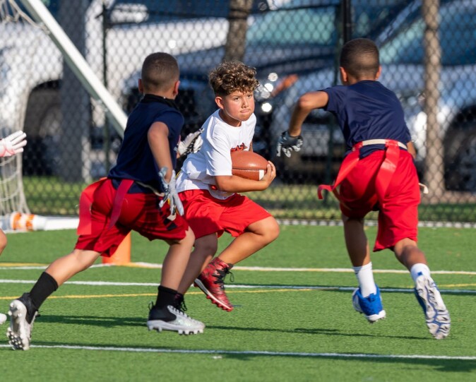 I USA er amerikansk fotball ein av dei tre største idrettane saman med basket og baseball. I USA er amerikansk fotball ein av dei tre største idrettane saman med basket og baseball.