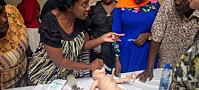 Gir pustehjelp til nyfødte i Uganda