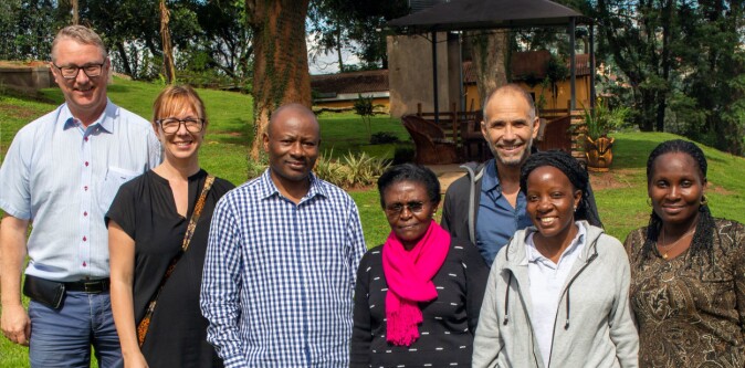 Forskergruppen i Uganda. Fra venstre: Thorkild Tylleskär, Susanna Myrnerts-Höök, Josaphat Byamugisha, Jolly Nankunda, Nicolas Pejovic, Clare Lubulwa, Hadija Nalubwama. Forskergruppen i Uganda. Fra venstre: Thorkild Tylleskär, Susanna Myrnerts-Höök, Josaphat Byamugisha, Jolly Nankunda, Nicolas Pejovic, Clare Lubulwa, Hadija Nalubwama.