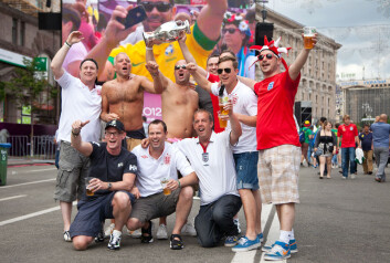 Fotballsupportere fra Skottlands nabo England, der øldrikking heller ikke er noe uvanlig syn på en kampdag. Dette bildet er tatt i forbindelse med EM i 2012 i Polen og Ukraina. (Illustrasjonsfoto: Colourbox) Fotballsupportere fra Skottlands nabo England, der øldrikking heller ikke er noe uvanlig syn på en kampdag. Dette bildet er tatt i forbindelse med EM i 2012 i Polen og Ukraina. (Illustrasjonsfoto: Colourbox)