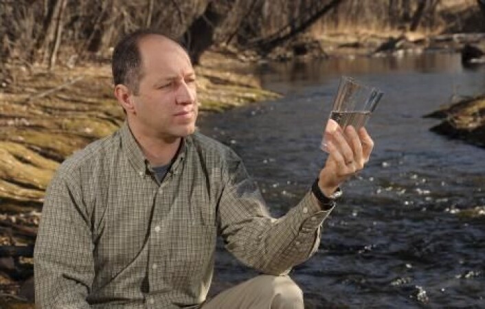 Professor Karl Linden arbeider til daglig blant annet med organisk forurensning i vann. (Foto: University of Colorado Boulder) Professor Karl Linden arbeider til daglig blant annet med organisk forurensning i vann. (Foto: University of Colorado Boulder)