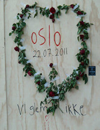 Blomsterkrans på respatex. Platen dekker et knust vindu i Regjeringskvartalet. (Foto: UiO/Hanne Utigard) Blomsterkrans på respatex. Platen dekker et knust vindu i Regjeringskvartalet. (Foto: UiO/Hanne Utigard)