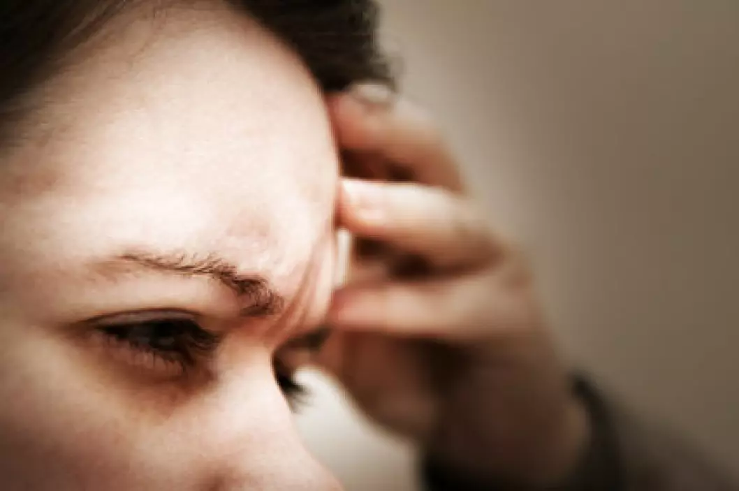 Det finnes mange ulike typer hodepine. Nesten alle voksne har opplevd å ha hodepine, men det er ikke alltid man kan finne en bestemt årsak til smertene. Ofte kjenner man ikke den utløsende faktoren. (Illustrasjonsfoto: iStockphoto)