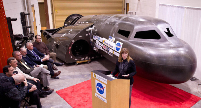 NASA-sjefen Lori Garver foran prototyp av DreamChaser fra Sierra Nevada Corporation under en pressekonferanse 5. februar 2011. (Foto: NASA) NASA-sjefen Lori Garver foran prototyp av DreamChaser fra Sierra Nevada Corporation under en pressekonferanse 5. februar 2011. (Foto: NASA)