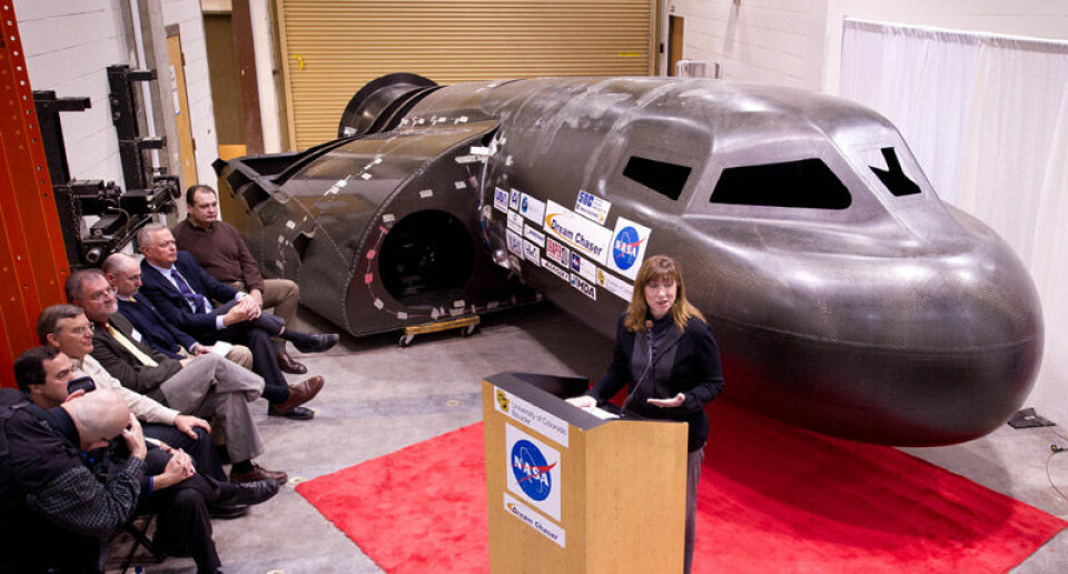 NASA-sjefen Lori Garver foran prototyp av DreamChaser fra Sierra Nevada Corporation under en pressekonferanse 5. februar 2011. (Foto: NASA)