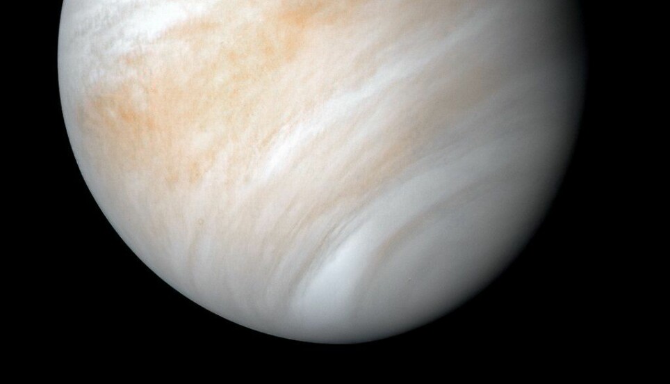 Venus' svært tykke og varme atmosfære, bestående av hovedsakelig karbondioksid. Dette er Venus sett fra sonden Mariner 10 på 1970-tallet.