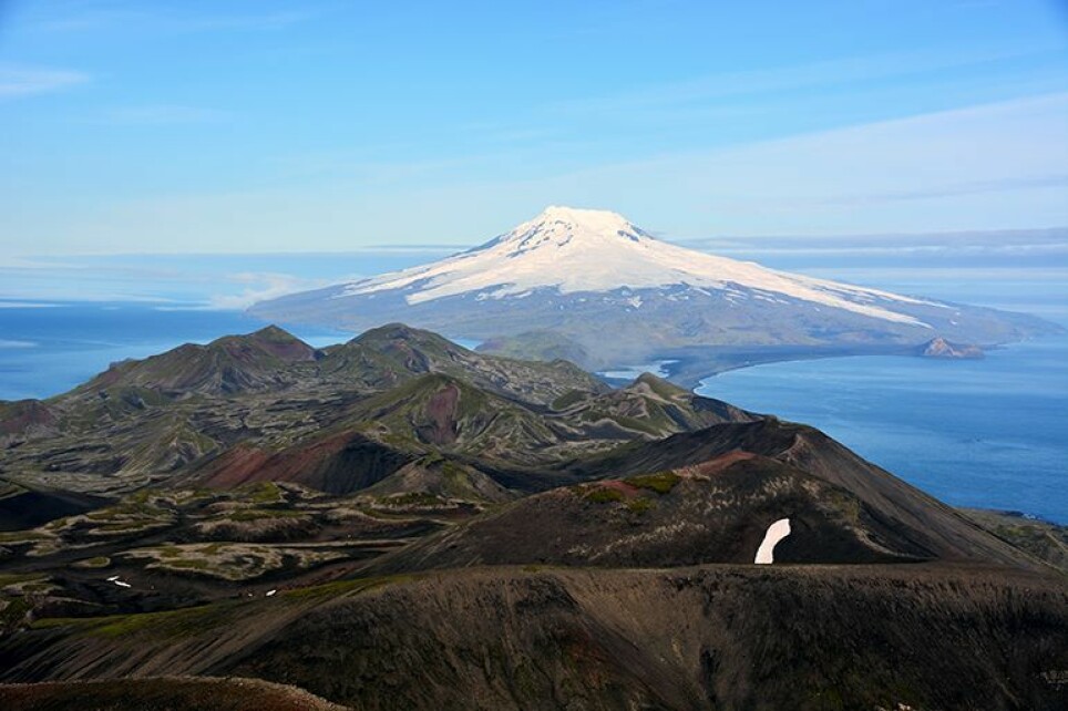 Utsikt over det vulkanske landskapet som dominerer på Jan Mayen. Lengst bak synes vulkanen Beerenberg, som er dekket av isbreer.