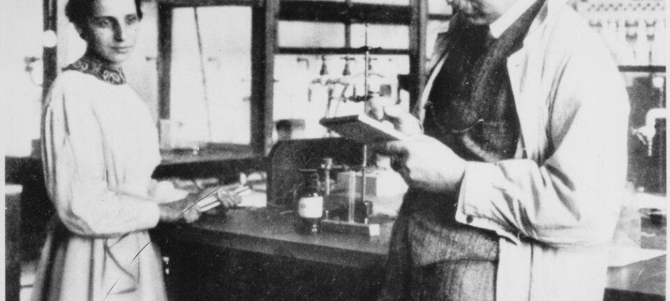 Lise Meitner (t.v.) var sterkt delaktig i oppdagelsen av fisjon, men ble oversett av Nobelkomiteen. Prisen gikk heller til Meitners kollega Otto Hahn (t.h). DoE Office of Public Affairs/Wikimedia Creative Commons