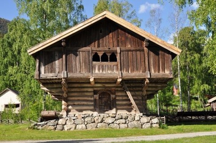 Slik ser Staveloftet ut i dag. Det står utstilt på Hallingdal Museum i Nesbyen. (Foto: Hallingdal Museum) Slik ser Staveloftet ut i dag. Det står utstilt på Hallingdal Museum i Nesbyen. (Foto: Hallingdal Museum)