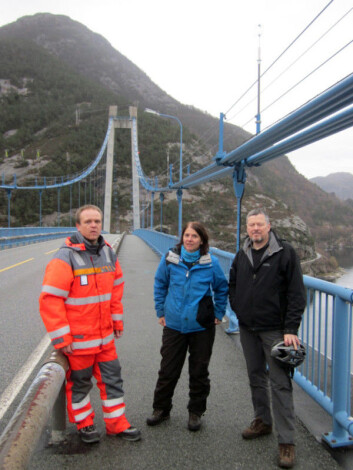 Professor Jasna B. Jakobsen, professor Jonas Thor Snæbjörnsson og sivilingeniør Jarle Berge ved Statens vegvesen monterer vindmålere på Lysefjordbrua. (Foto: Etienne Cheynet) Professor Jasna B. Jakobsen, professor Jonas Thor Snæbjörnsson og sivilingeniør Jarle Berge ved Statens vegvesen monterer vindmålere på Lysefjordbrua. (Foto: Etienne Cheynet)