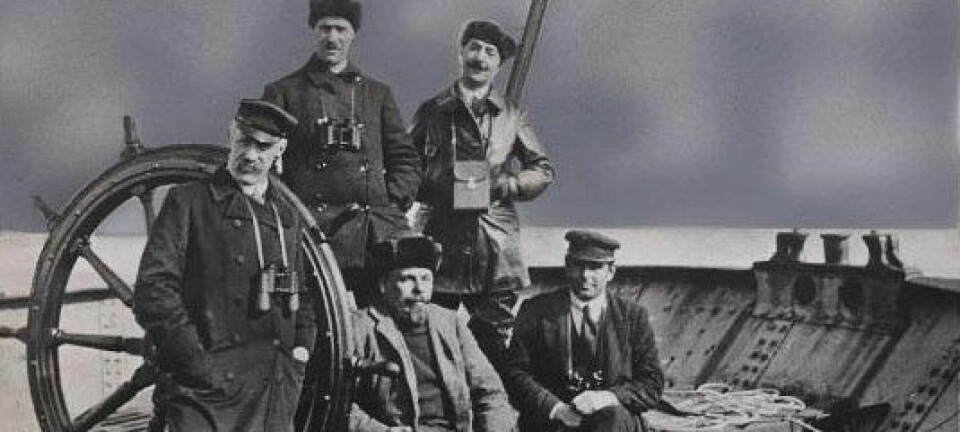Fridtjof Nansen med mannskap på Sibir-reisen i 1913 om bord i skuta «Correct». Nasjonalbiblioteket