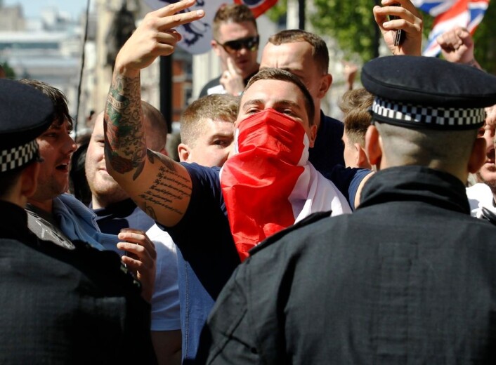 Høyreekstrem vold øker i Sverige og Finland. I Vest-Europa generelt er voldstendensen knyttet til store grupper stort sett nedadgående, selv om høyreradikale bevegelser og partier mobiliserer mange steder. English Defence League er blant de store grupperingene. (Foto: REUTERS/Luke MacGregor) Høyreekstrem vold øker i Sverige og Finland. I Vest-Europa generelt er voldstendensen knyttet til store grupper stort sett nedadgående, selv om høyreradikale bevegelser og partier mobiliserer mange steder. English Defence League er blant de store grupperingene. (Foto: REUTERS/Luke MacGregor)