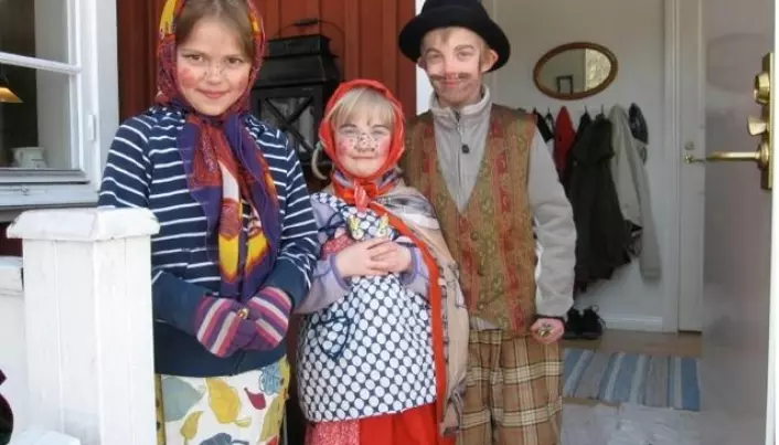 To påskehekser og en påskegubbe barna feirer svensk påske. (Foto: Bård Amundsen)