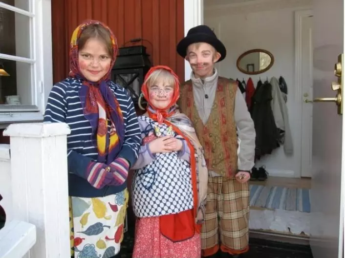 En fin trio som feirer svensk påske, som påskehekser og en påskegubbe. (Foto: Bård Amundsen)