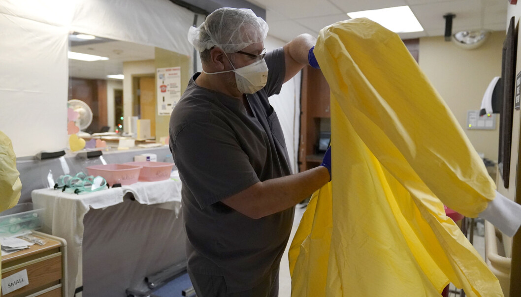En lege tar på seg beskyttelsesutstyr før han går inn i koronaavdelingen på Scotland County Hospital i Missouri. Mange steder i USA opprettes det nå feltsykehus for å ta seg av et overbelastet helsevesen. En lege tar på seg beskyttelsesutstyr før han går inn i koronaavdelingen på Scotland County Hospital i Missouri. Mange steder i USA opprettes det nå feltsykehus for å ta seg av et overbelastet helsevesen.