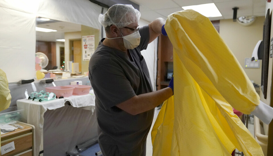 En lege tar på seg beskyttelsesutstyr før han går inn i koronaavdelingen på Scotland County Hospital i Missouri. Mange steder i USA opprettes det nå feltsykehus for å ta seg av et overbelastet helsevesen.