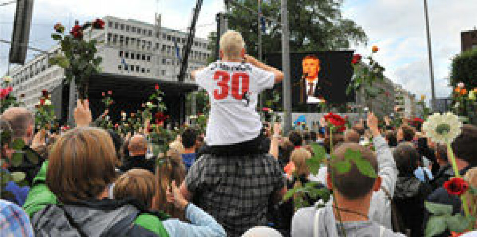 Rundt 200.000 deltok under rosemarkeringen på Rådhusplassen mandag 25. juli i år. (Foto: UiO/Anders Lien)
