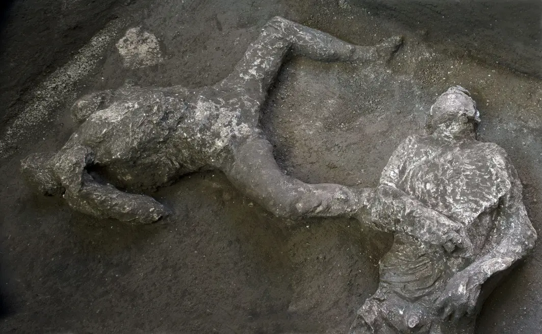 Avtrykket av de to mennene ble funnet i det som en gang kan ha vært en elegant villa i utkanten av Pompeii. (Parco Archeologico di Pompei via AP) Avtrykket av de to mennene ble funnet i det som en gang kan ha vært en elegant villa i utkanten av Pompeii. (Parco Archeologico di Pompei via AP)