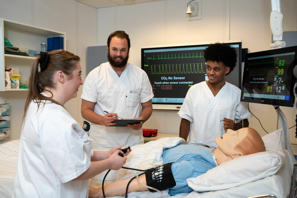 Nursing students at UiA receive high-tech training and play role-playing games with patient dummies to practice managing acute changes in a patient.