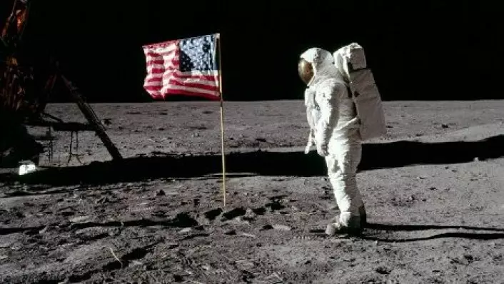Bilde av Buzz Aldrin foran det som ikke er med på det nye bildet fra NASA. Det amerikanske flagget ble blåst ned og sannsynligvis dekket av støv da de to astronautene forlot overflaten. (Foto: Neil Armstrong/NASA)