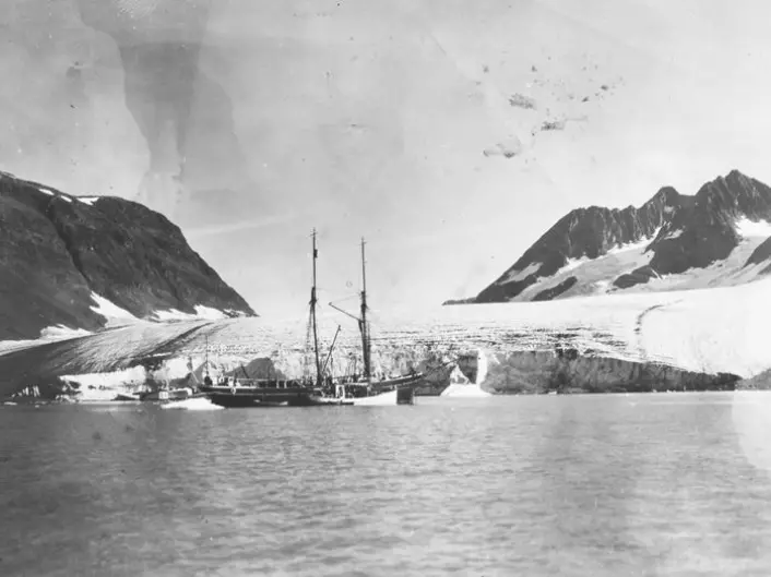 Øst-Grønland var lenge vanskelig tilgjengelig for vitenskapen. Bilder fra dansk ekspedisjon på 1930-tallet. (Foto: Arktisk Institutt i København)