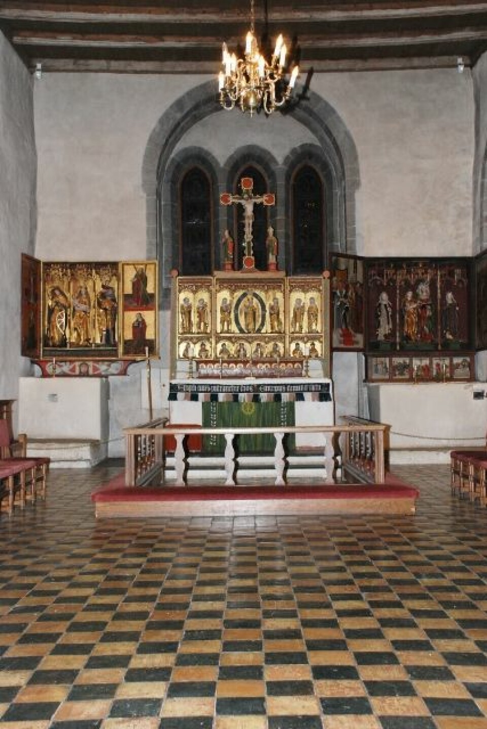 Koret i Trondenes kirke med sine tre altarskåp slik dei står i dag. (Foto: Sigrun Høgetveit Berg)
