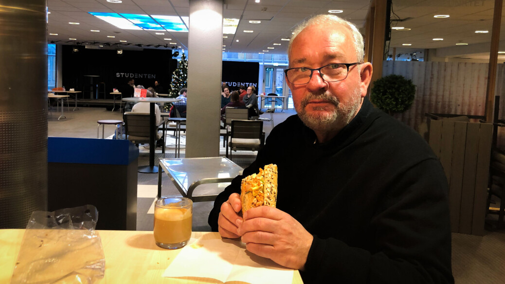 – Avkobling under arbeidsdagen er viktigere for helsa enn å ta seg helt fri på kveldstid, forteller psykologiprofessor Leif Rydstedt. – Avkobling under arbeidsdagen er viktigere for helsa enn å ta seg helt fri på kveldstid, forteller psykologiprofessor Leif Rydstedt.