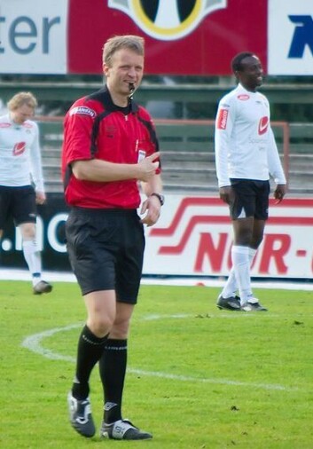 Dommer Tommy Skjerven har lang erfaring som tippeligadommer. Her fra en kamp i 2009. (Foto: Bjørn Erik Pedersen/Wikimedia Commons) Dommer Tommy Skjerven har lang erfaring som tippeligadommer. Her fra en kamp i 2009. (Foto: Bjørn Erik Pedersen/Wikimedia Commons)