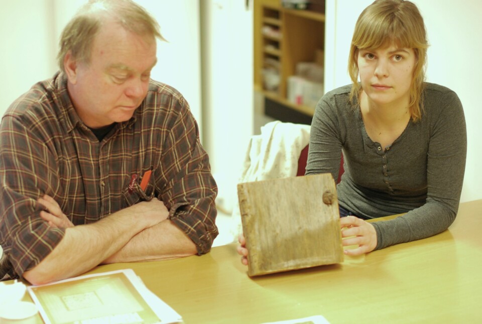 Terje Thun og Helene Løvstrand Svarvas viser fram årringene i trebiten fra Staveloftet. (Foto: Hanne Jakobsen)