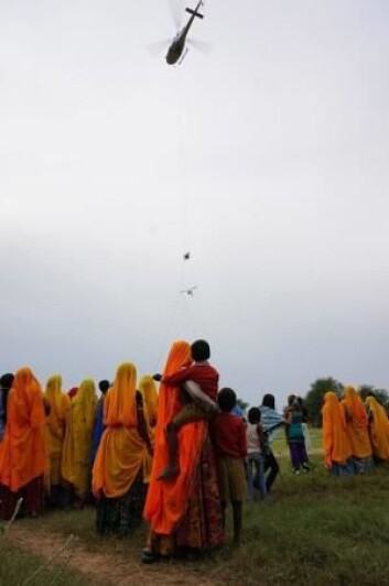 En rekke tilskuere følger de danske forskernes arbeid i India. (Foto: Esben Auken) En rekke tilskuere følger de danske forskernes arbeid i India. (Foto: Esben Auken)