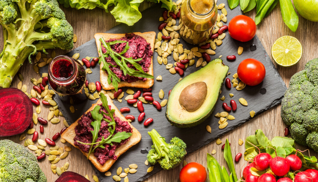 Lavere risiko for kreft, diabetes type to og hjerte- og karsykdommer er alle fordeler ved å ha en plantebasert diett. Nå viser det seg at den samme dietten gir høyere risiko for beinbrudd. Lavere risiko for kreft, diabetes type to og hjerte- og karsykdommer er alle fordeler ved å ha en plantebasert diett. Nå viser det seg at den samme dietten gir høyere risiko for beinbrudd.