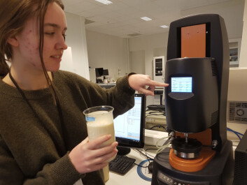 Ingrid Kvammen er masterstudent fra Universitetet i Stavanger. Hun arbeider med å dokumentere endringer i egenskapene av fiskesuppen når en tilsetter forskjellige typer og mengder av proteiner. Her tester hun suppen ved 55 °C i et reometer. Ingrid Kvammen er masterstudent fra Universitetet i Stavanger. Hun arbeider med å dokumentere endringer i egenskapene av fiskesuppen når en tilsetter forskjellige typer og mengder av proteiner. Her tester hun suppen ved 55 °C i et reometer.
