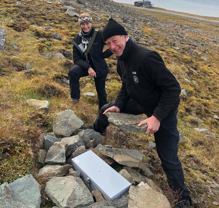 Eva Fuglei og Rolf Anker Ims fra UiT under utsetting av kameraer som skal overvåke østmarkmus på Svalbard. Eva Fuglei og Rolf Anker Ims fra UiT under utsetting av kameraer som skal overvåke østmarkmus på Svalbard.