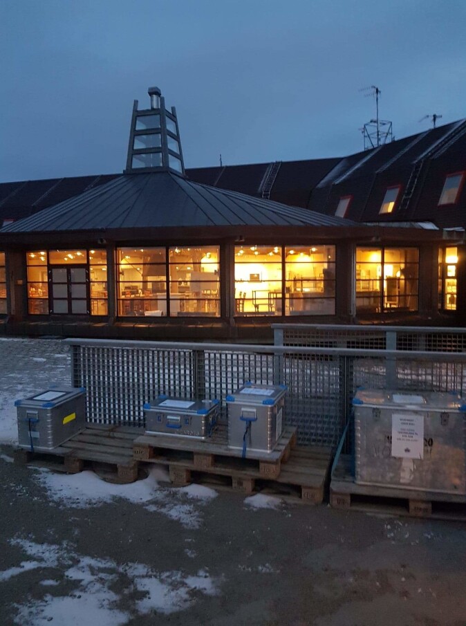 Utenfor Forskningssenteret i Longyearbyen står zargesboksene plassert, klare for å fylles med døde østmarkmus, fangstet av innbyggere i Longyearbyen. Utenfor Forskningssenteret i Longyearbyen står zargesboksene plassert, klare for å fylles med døde østmarkmus, fangstet av innbyggere i Longyearbyen.