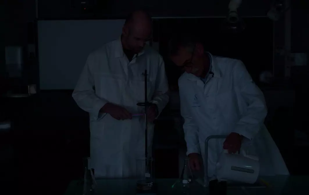 Inge og Magne lager lys i laboratoriet.