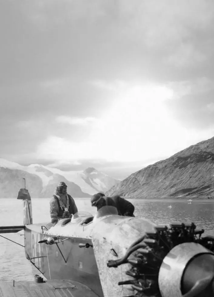 Bilde fra dansk ekspedisjon til det omstridte Øst-Grønland tidlig på 1930-tallet. Flyfoto fra ekspedisjonen gir nå unik innsikt i at isbreene på Grønland smeltet raskt under den varme mellomkrigstida. (Foto: Arktisk Institutt i København)