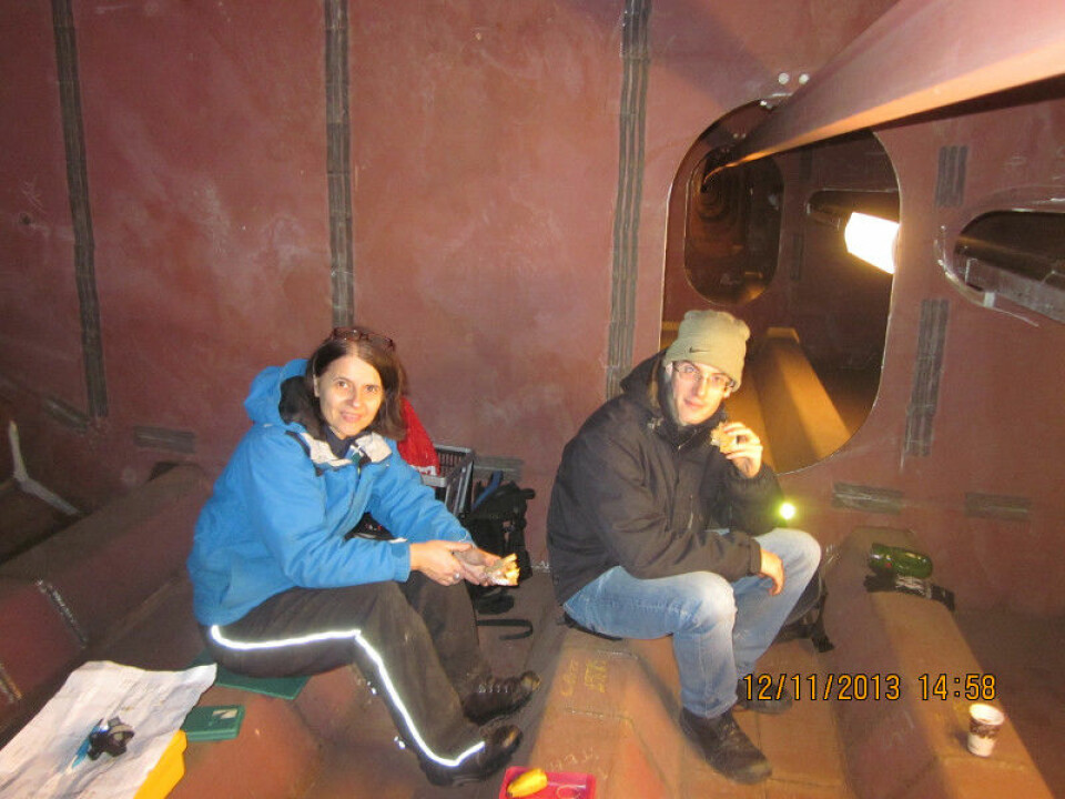Forskerne Jasna Bogunović Jakobsen og Étienne Cheynet har lunsjpause inne i brokassen. (Foto: Jonas Thor Snæbjörnsson)