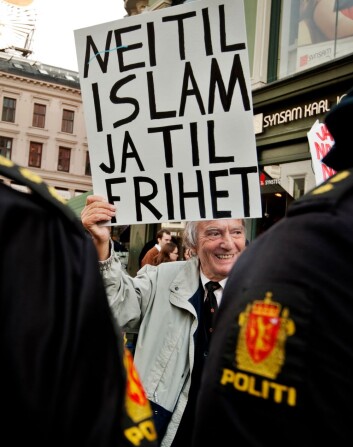 Ingen av de store høyreekstreme gruppene eller nettsidene tar aktivt til orde for vold, men voldspotensialet er vanskelig å bedømme, mener forskere. Her må tidligere leder av Stopp islamiseringen av Norge, Arne Tumyr, beskyttes av politiet under en demonstrasjon i Oslo i 2009. (Foto: Kyrre Lien/SCANPIX) Ingen av de store høyreekstreme gruppene eller nettsidene tar aktivt til orde for vold, men voldspotensialet er vanskelig å bedømme, mener forskere. Her må tidligere leder av Stopp islamiseringen av Norge, Arne Tumyr, beskyttes av politiet under en demonstrasjon i Oslo i 2009. (Foto: Kyrre Lien/SCANPIX)