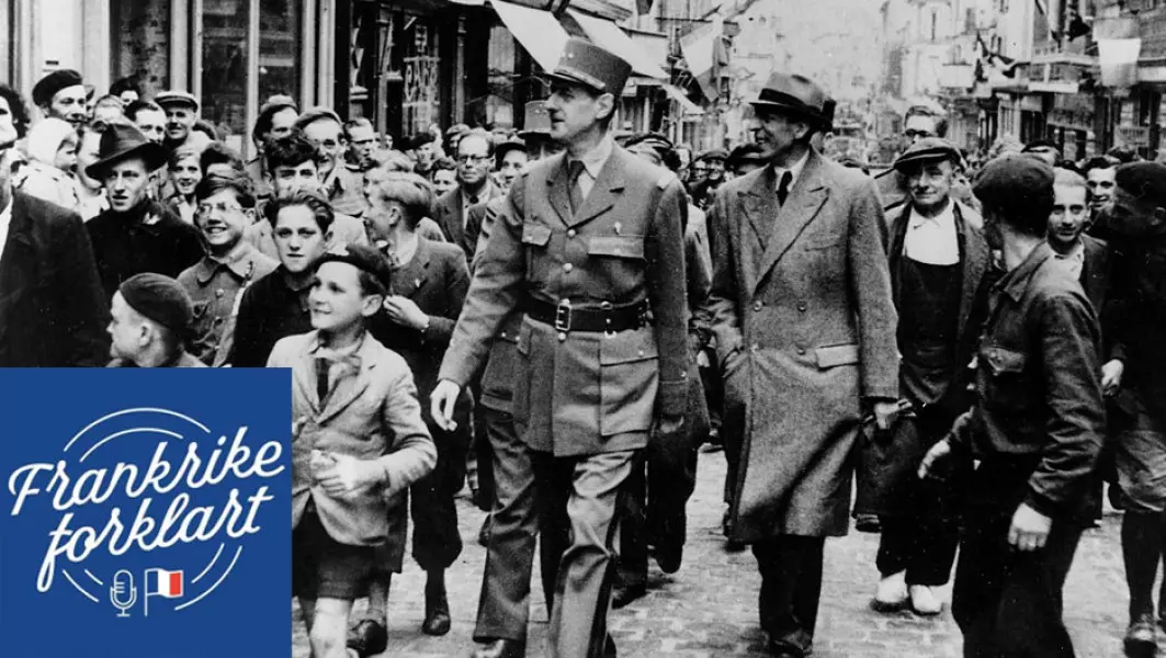 General Charles de Gaulle blir fulgt av en folkemengde gjennom nylig frigjorte Bayeux, den 15. juni 1944.