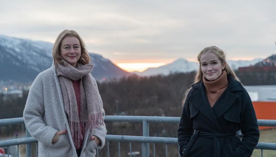 Førsteamanuensis Linda Nesby (t.v.) og stipendiat Lise-Mari Lauritzen er opptatt av hvordan skjønnlitteraturen kan brukes til å utforske livsmestring.