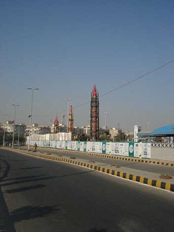 Pakistanske missiler på utstilling i Karachi. I et ustabilt land er det mange som frykter hva som skjer om disse faller i feil hender. (Foto: Syed Naqvi/Wikimedia Commons) Pakistanske missiler på utstilling i Karachi. I et ustabilt land er det mange som frykter hva som skjer om disse faller i feil hender. (Foto: Syed Naqvi/Wikimedia Commons)