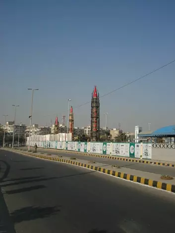 Pakistanske missiler på utstilling i Karachi. I et ustabilt land er det mange som frykter hva som skjer om disse faller i feil hender. (Foto: Syed Naqvi/Wikimedia Commons)
